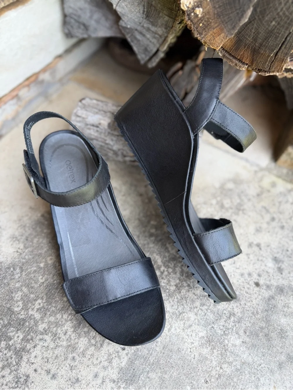 Aetrex Andrea Wedge Sandals in Black Leather Sz-EU 39. (US 8.5.)    Loc W